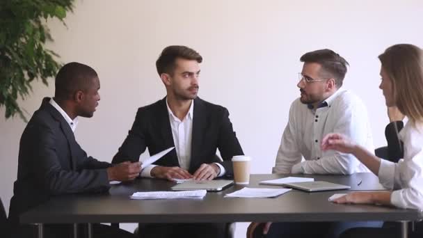 Разгневанный африканский бизнесмен не согласен с борьбой кавказских коллег на встрече — стоковое видео