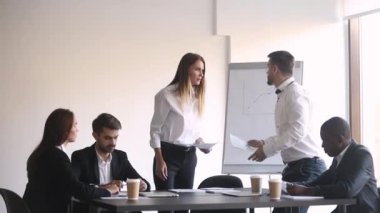 Kızgın meslektaşları ofis toplantısında kağıtları hata hakkında tartışmak