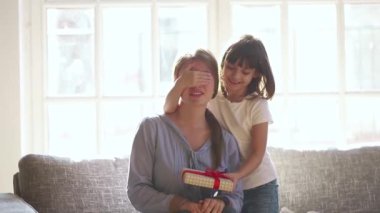 Küçük çocuk kızı anneler günü ile mutlu anne tebrik