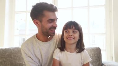 Mutlu küçük çocuk kız ve baba vlog kayıt el sallayarak
