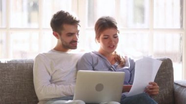 Mutlu çift online yurtiçi faturaları ödemek için kolay hizmet kontrol