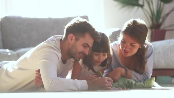 床にかわいい子供の娘と描く幸せな家族の両親 — ストック動画