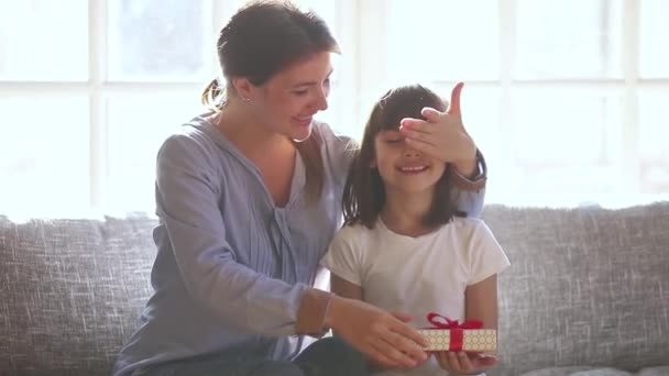 Sevgi dolu anne hediye sunan sevimli çocuk kızı için sürpriz yapmak — Stok video