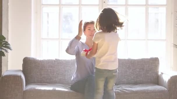 Daughter make surprise for happy mom congratulate with mothers day — Stock Video