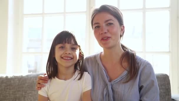 Lycklig mor och Kid dotter gör videosamtal inspelning vlog — Stockvideo