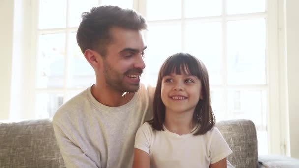 Menina pequena feliz e pai acenando mãos gravando vlog — Vídeo de Stock