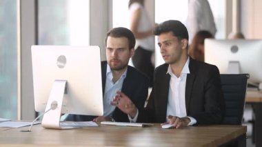 Arap yönetici bilgisayar ile kafkas yeni işçi meslektaşı talimat