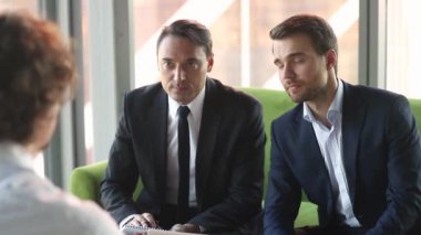 Ciddi işadamları işverenler iş görüşmesinde başvuru ile konuşurken dinlerken