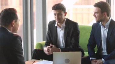 Arap işadamı iş toplantısında uluslararası ortakları müzakere konuşmak