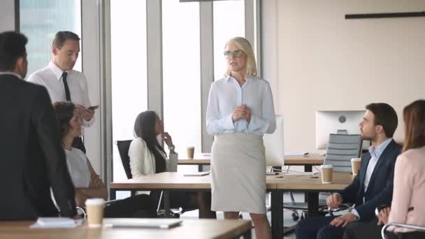 Oude zakenvrouw leider mentor training stagiairs medewerkers in modern kantoor — Stockvideo