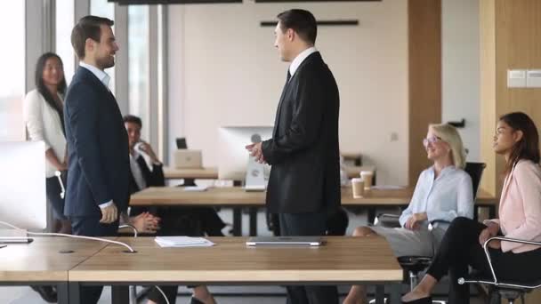 Trotse Manager hand Shake medewerker stimuleren werknemer motiveren voor positieve resultaten — Stockvideo