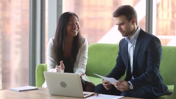 Vrouwelijke Aziatische Manager Broker Consulting Kaukasische mannelijke cliënt met laptop — Stockvideo