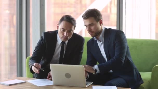 Man Broker Consulting client met laptop Handshake make deal — Stockvideo