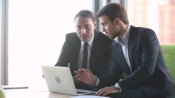 Man Professional Investment Advisor Consulting client met laptop op vergadering — Stockvideo
