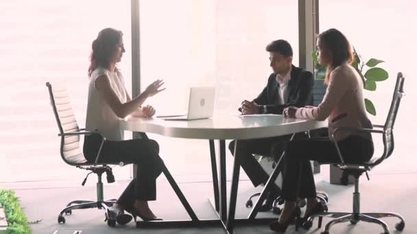 Asesora de inversión profesional mujer consultando a diversos clientes en reuniones de negocios — Vídeo de stock