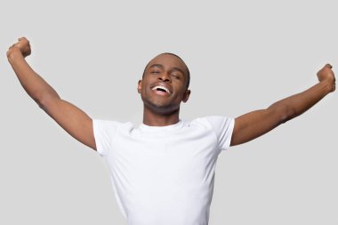 Dinlenmiş Afrikalı adam elleri kaldırdı stüdyo çekim memnun hissediyor