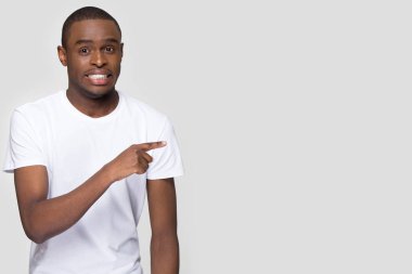 Afrikalı erkek bir kenara işaret utanç verici ve utanç verici hissediyor