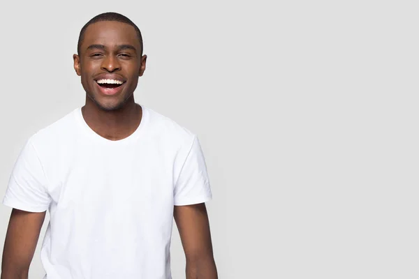 회색 공백에 고립 된 카메라를보고 웃고있는 아프리카 사람 — 스톡 사진