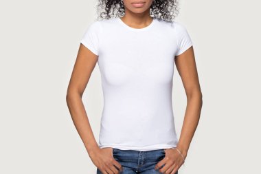 Kırpılmış görüntü afrikalı kadın beyaz t-shirt ve kot giyiyor