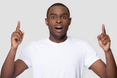 Afrikalı adam açık ağız kadar parmaklarını işaret şaşırmış hissediyor