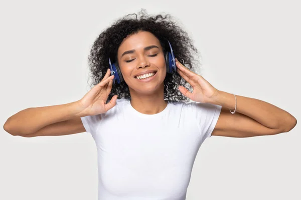 Headshot retrato mulher africana usando fones de ouvido desfrutar de música favorita — Fotografia de Stock