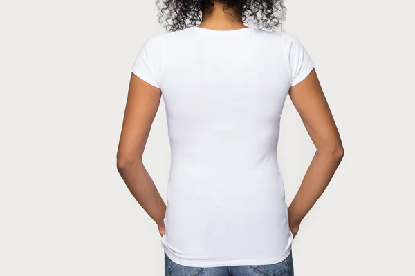 Beskuren bild afrikansk kvinna bär vit t-shirt bakifrån — Stockfoto