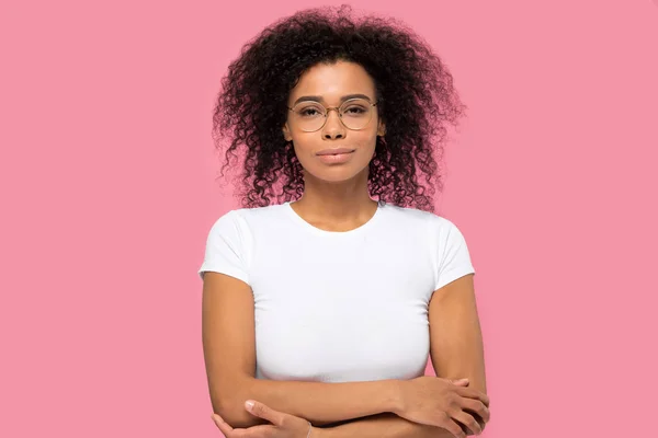 Fiduciosa donna d'affari che indossa occhiali posa su sfondo rosa — Foto Stock