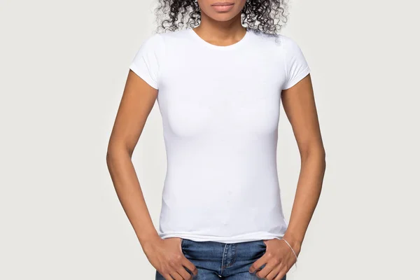 Beskuren bild afrikansk kvinna klädd i vit t-shirt och jeans — Stockfoto