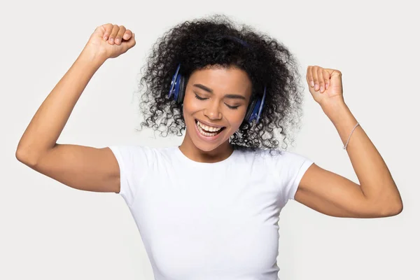 Femme africaine portant un casque écoutant de la musique et dansant en studio — Photo