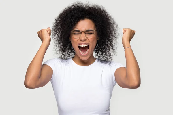 Feliz alegre emocionada mujer africana posan sobre fondo gris — Foto de Stock