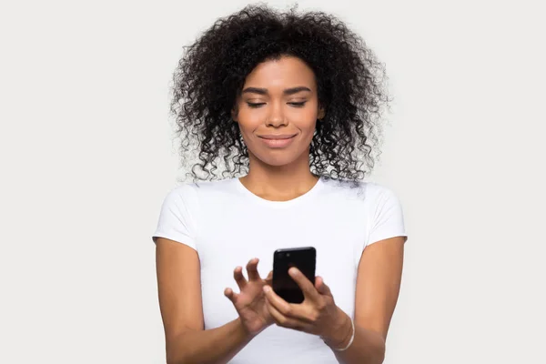 Stüdyo cep telefonu kullanarak Afrikalı kadın mesajlaşma mesajı vurdu — Stok fotoğraf