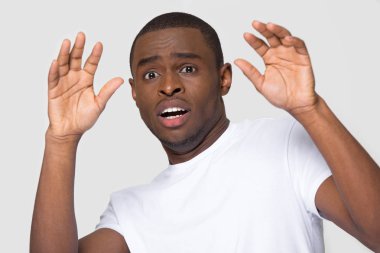 Kameraya bakan Afrikalı erkek büyük gözler korkmuş hissediyor olun