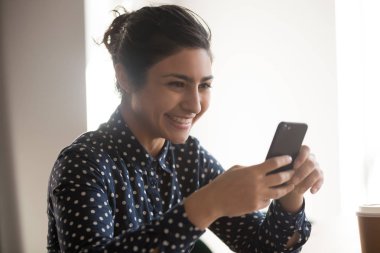 Akıllı telefonda mesaj yazarak gülümseyen Hintli kadının yakın çekim
