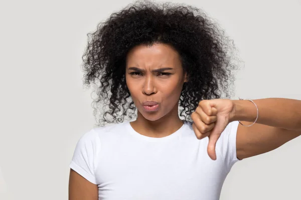 Donna africana insoddisfatta mostrando pollice verso il basso gesto di disapprovazione — Foto Stock