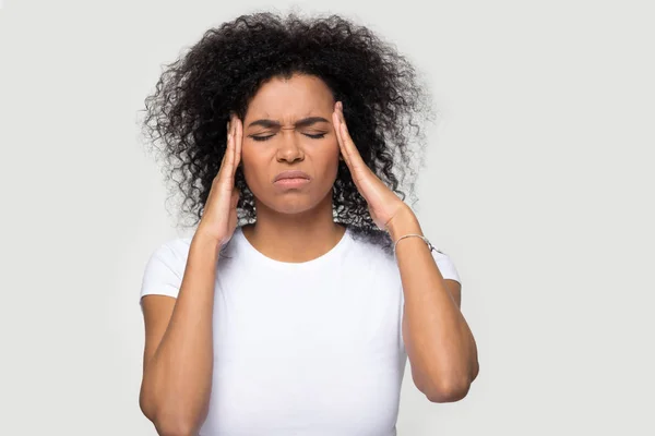 Headshot retrato estressado mulher tocando templos que sofrem de dor de cabeça — Fotografia de Stock