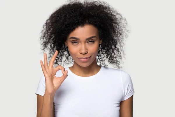 Mujer africana feliz mostrando ok pose signo sobre blanco gris — Foto de Stock