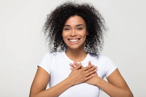 Headshot porträtt amerikansk kvinna som håller handen på hjärtat känner tacksamhet — Stockfoto