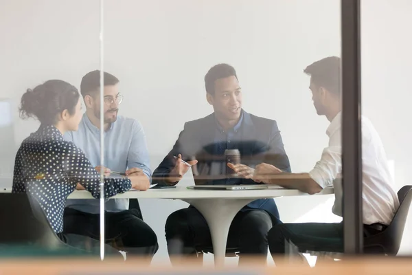 Diversas personas de negocios lluvia de ideas en la sesión informativa en la oficina — Foto de Stock