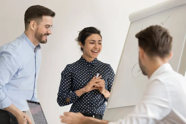 Sorridere diversi dipendenti brainstorming vicino lavagna al briefing — Foto Stock