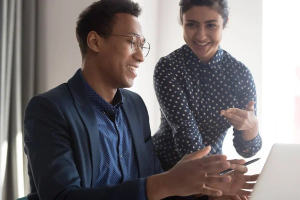 Glimlachende multi-etnische collega's bespreken werk problemen in Office — Stockfoto