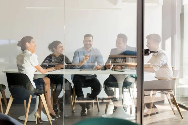 Gli uomini d'affari sorridenti ridono a trattative di ufficio occasionali — Foto Stock