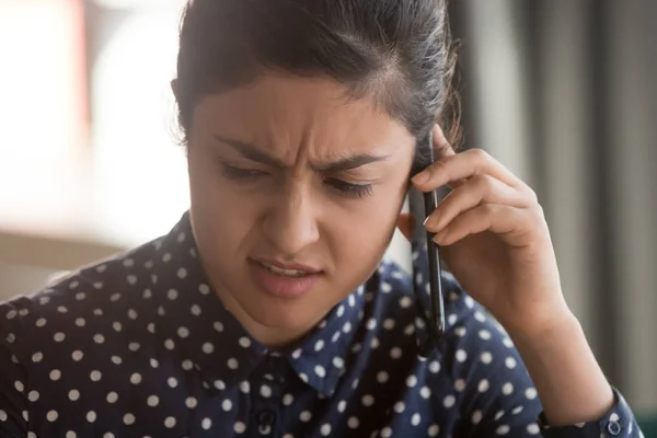 不快な携帯電話の会話を持つ女性インドの従業員 — ストック写真