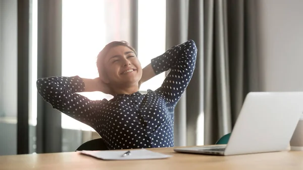 Mujer india feliz relajarse en la silla de oficina trabajo de acabado — Foto de Stock