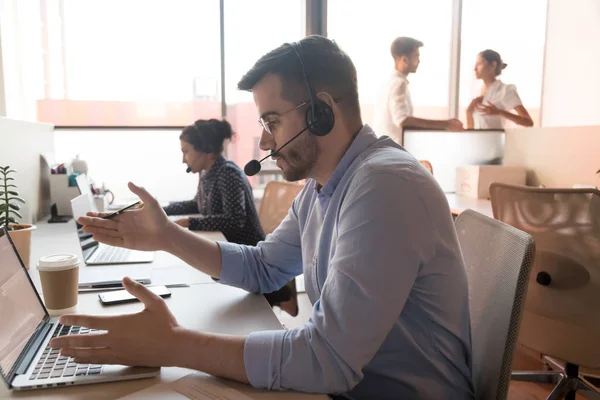 Mannelijke telemarketeer in headset Raadpleeg de klant online — Stockfoto