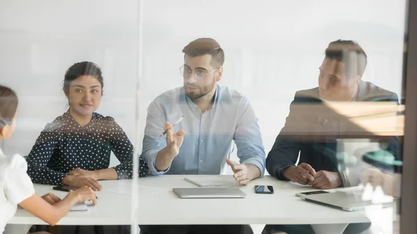 Multietniskt team Talk diskuterar samarbete med Business client — Stockfoto