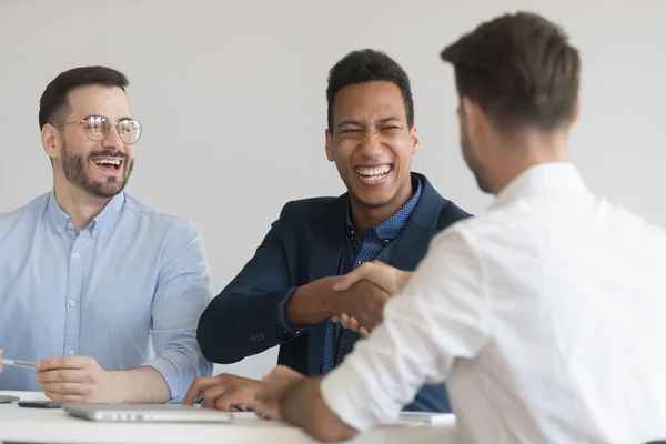 Empresários sorridentes aperto de mão se familiarizando na reunião — Fotografia de Stock