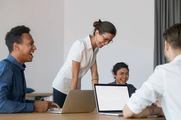 Gelukkige multi-etnische medewerkers lachen vergadering op kantoor briefing — Stockfoto