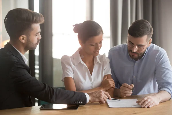 Buyers couple sign paper contract at realtor office — Stock Photo, Image
