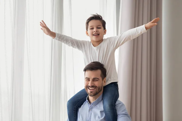 Gelukkige vader Carry zoon op schouders samen spelen — Stockfoto