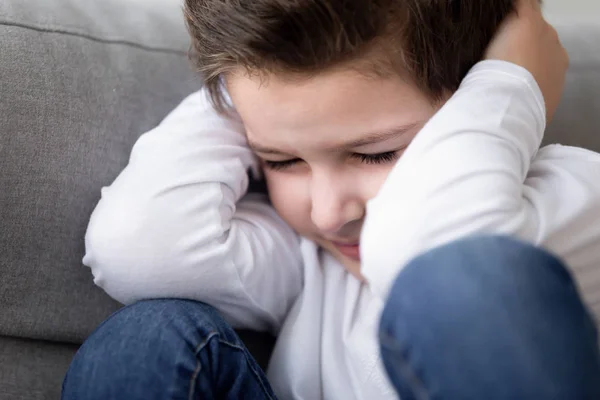Tutup stres anak menutupi kepala menderita konflik — Stok Foto